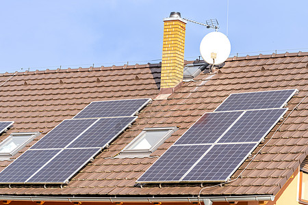 太阳能安装用于从家庭住宅屋顶上的太阳产生电力的太阳能电池板房子发电机创新阳光经济建筑晴天资源环境控制板背景