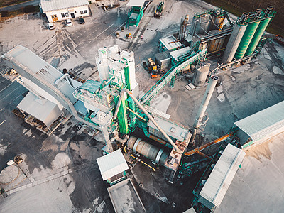 施工基地鸟瞰图 许多机器和卡车在地面上工作图片