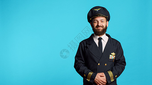 身着航空制服和装扮的男机长图片