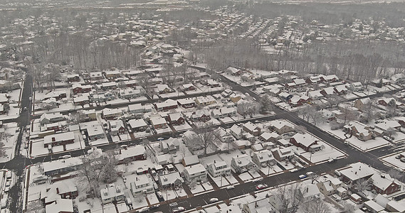 雪后一个小镇的雪景中 住宅街道上的屋顶房屋被雪覆盖的冬季风景图片