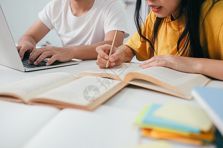 近身的亚裔学生正在阅读书本和学习 并一起教学电脑考试愿望导师校园演讲大学家庭作业智力技术图片