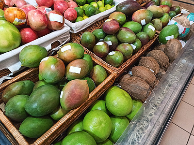 杂货店柜台上的柳条篮和各种新鲜有机水果的特写图片