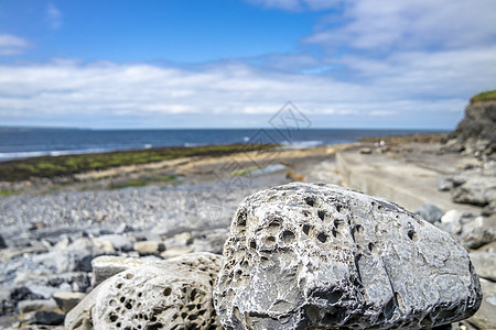 爱尔兰斯利戈县恩尼斯克龙 Inishcrone附近的在风暴海滩上打洞的石块图片