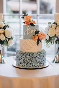 带鲜花和蓝莓的白结婚蛋糕图片