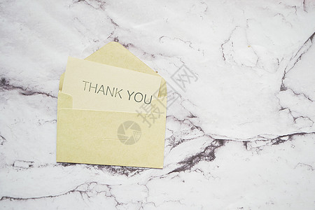 感谢您在木制桌上的留言和信封问候语感激笔记高架愿望动机感恩图片