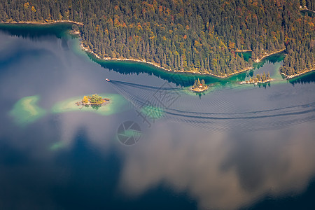 德国加米施Garmisch秋天风景的祖格皮茨上方Ebsee湖摄影林地汽艇地方戏剧性旅游森林旅行山峰全景图片