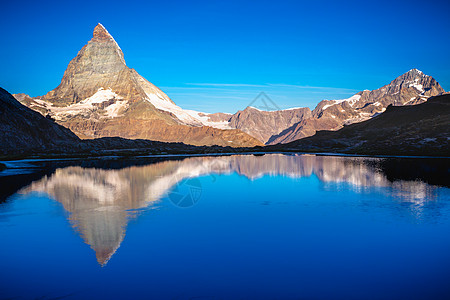 日出时蓝色湖上的马特霍恩山的反射 瑞士阿尔卑斯山 泽尔玛特戏剧性摄影旅游寂寞地标岩石国际山峰湖岸巅峰图片