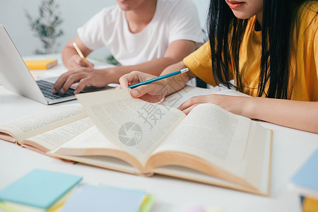 近身的亚裔学生正在阅读书本和学习 并一起教学愿望报告瞳孔专注知识电脑智力团队家庭作业团体图片