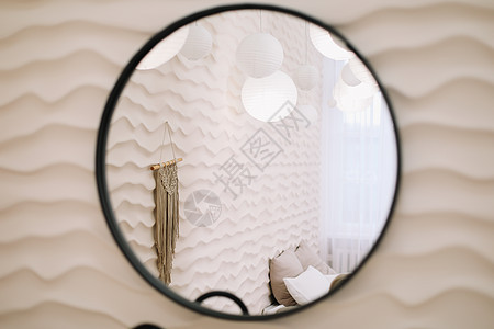 现代室内 有时尚圆面镜子 由米花墙挂在一个舒适的房间 复制空间 优雅的首饰设计家具公寓奢华内饰脸盆浴缸闺房家居配件背景图片