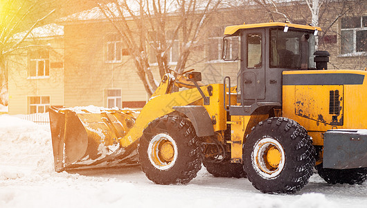 清扫和清理城市道路 以摆脱冬季的积雪降雪服务司机行动暴风雪挖掘机运输打扫机器刮刀图片