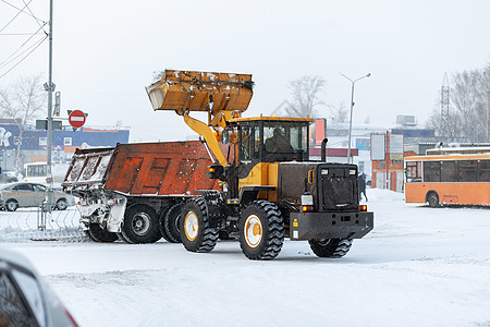 清扫和清理城市道路 以摆脱冬季的积雪拖拉机雪堆车辆降雪打扫服务清洁工挖掘机装载机司机图片