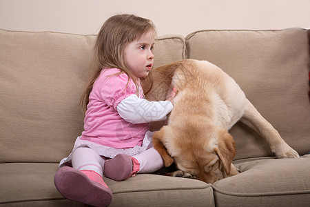 治疗狗和小女孩卫生宠物长椅犬类状况伴侣棕褐色药品孩子沙发图片