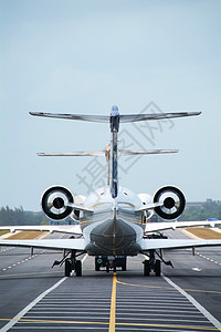 两架飞机跑道飞机场尾巴引擎贵宾商业喷射水平条纹地面图片
