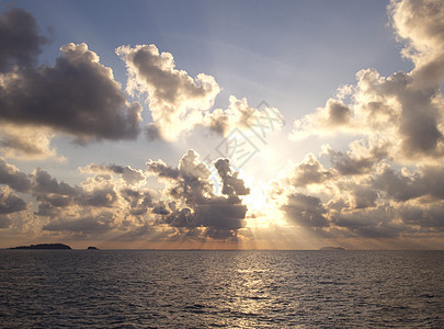 太阳在海洋上升起海洋地平线戏剧性太阳天空光束图片