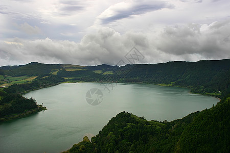 湖绿色景观蓝色生态山脉地平线梦幻天气天空石头图片