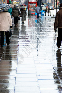 雨季街道城市反射女士镜子阴影反光天气蓝色黑色图片