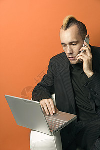 有笔记本电脑和手机的人照片男子头发套装中年商业条纹公司技术互联网图片