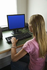 女孩在计算机工作图片