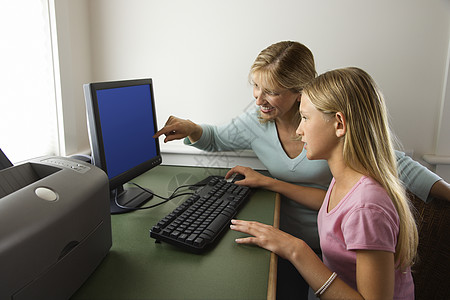 母亲和女儿在电脑上图片