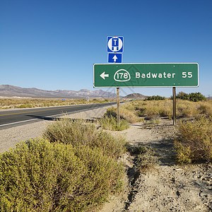 沙漠中的道路标志图片