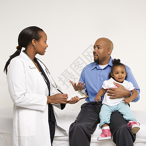 父亲 孩子和医生儿科医院微笑办公室女儿诊所关爱卫生保健照片图片