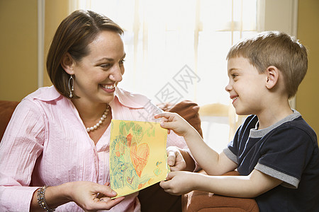 男孩给妈妈画画男生卡片创造力礼物母亲女性家庭房子绘画微笑图片