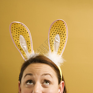 戴兔子耳朵的女人戏服中年人黑发女性身体女士黄色一部分图片
