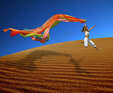 彩虹女人跳过沙丘图片