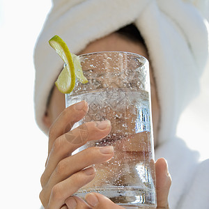 女人拿着酒喝中年水池身体女士女性正方形毛巾玻璃闲暇泳池图片