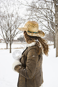 雪中的女人长发帽子成人季节气候照片草帽黑发衣服冬装图片