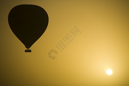 热气球和太阳作品背光黄色气球热气背景图片