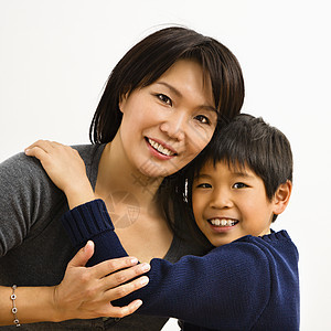 母亲和儿子微笑正方形中年人家庭孩子黑发拥抱女士母性父母图片