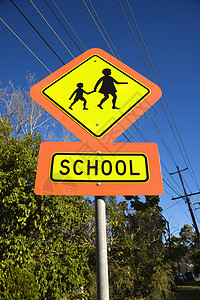 学校十字路口标志行人孩子们路口照片教育低角度文本警告穿越图片