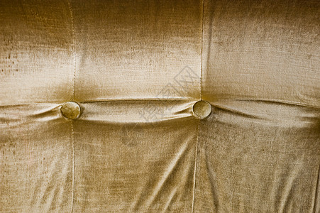 黄窗座位沙发家具黄色双人纽扣天鹅绒椅子风格长椅背景图片