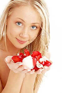 带着红白玫瑰花瓣在温泉里欢喜的金发美女图片