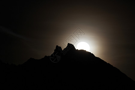 山上的月光摄影天堂轨道黑色望远镜白色乌云天空月球棕色图片