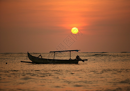 独船戏剧性太阳蓝色天空帆船旅游海浪海岸地平线热带图片