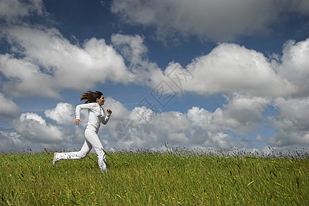 运行中女性假期力量场地草地行动运动员闲暇旅行蓝色图片