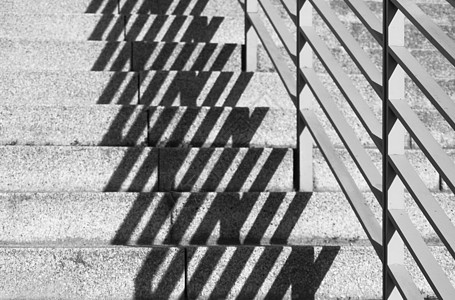 爬上楼梯障碍金属扶手体重对角线白色线条石头阴影黑色图片