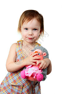 带着玩具刺绣猪的小美少女图片