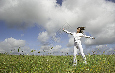 免费照顾时间力量享受跑步天空蓝色草地乐趣青少年喜悦活力图片