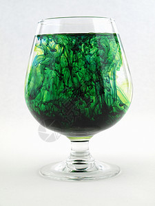带水的绿色颜色漩涡流动高脚杯玻璃石灰绿翡翠漂浮合并液体海浪背景图片