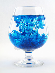 带水的蓝色颜色流动玻璃漩涡漂浮高脚杯海浪液体合并背景图片