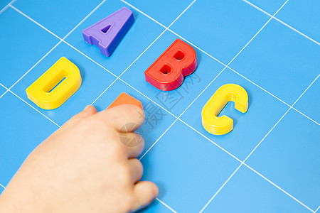 儿 童语法桌子幼儿园童年字母女学生孩子们学生学校学习图片