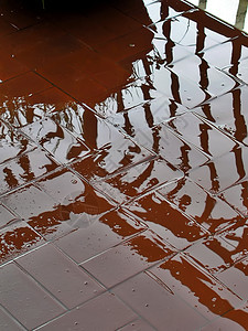 在雨中反射人行道水坑沥青天空街道场景下雨城市红色路面风暴图片