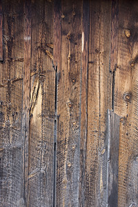 从一个旧谷仓的天气恶劣的木柴背包图片
