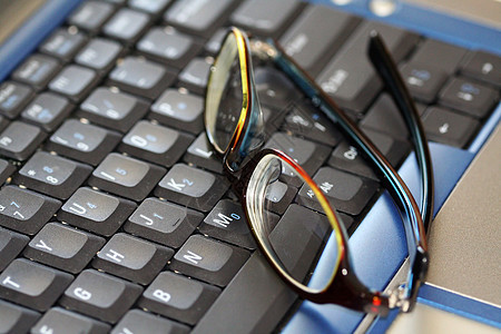 笔记本电脑上的眼镜键盘宏观学习会议框架办公室思维工作技术背景图片