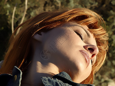 女性纵向女人女孩情感头发理发姿势眼睛化妆品睡眠皮肤图片