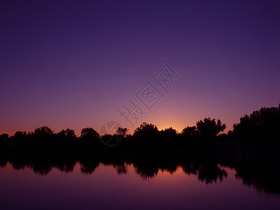 日出摘要森林海洋池塘天空紫色日落反射树木海滩橙子图片