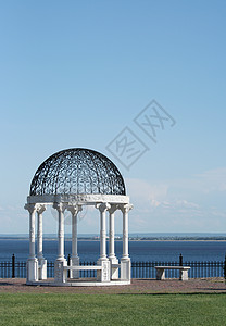 湖边的加泽博Gazebo地标栏杆晴天远景凉亭人行道天空小路访问地平线图片